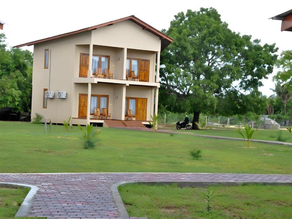 בטיקלואה Naaval Hotel מראה חיצוני תמונה